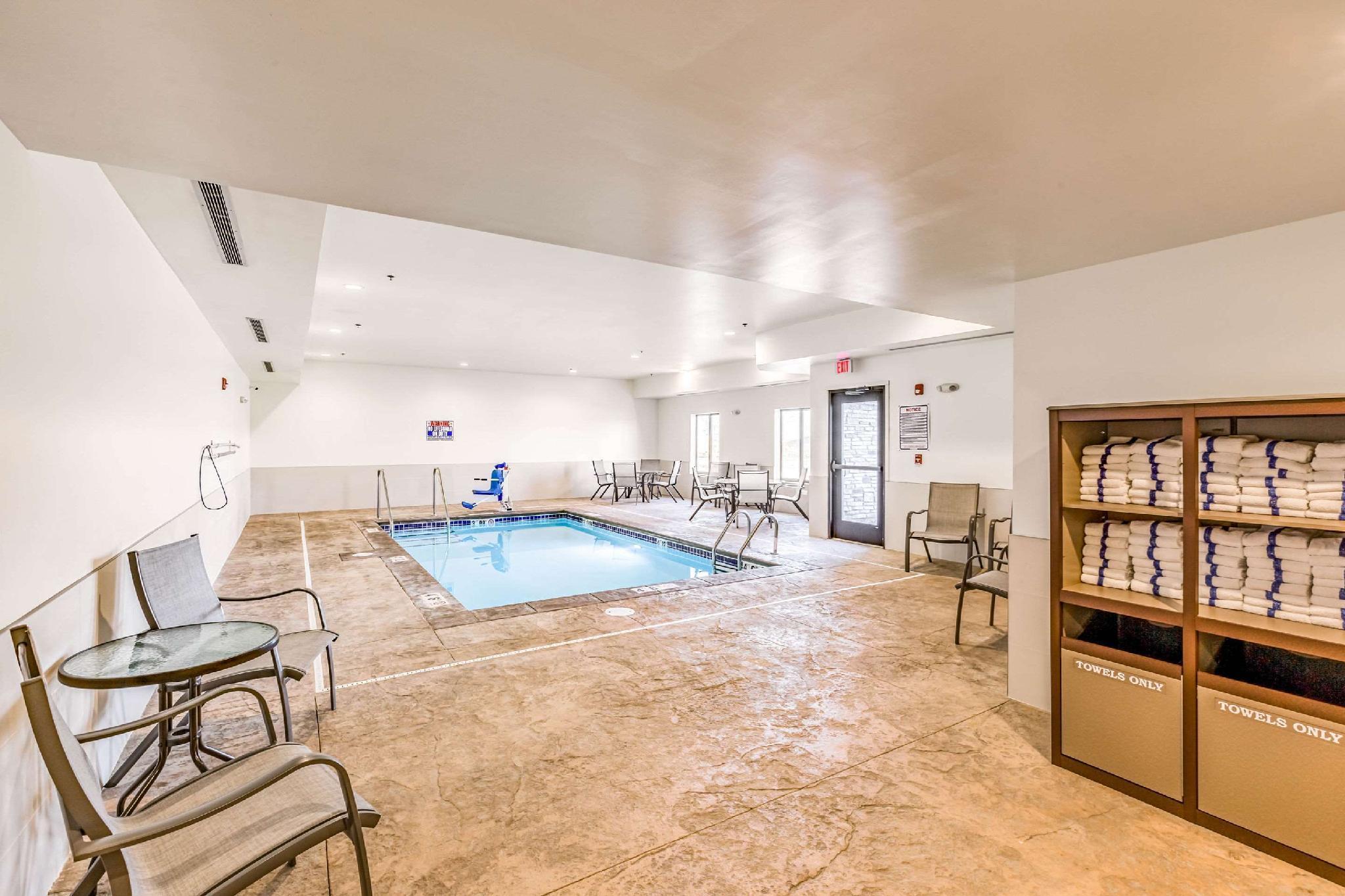 Super 8 By Wyndham Altoona Hotell Eksteriør bilde