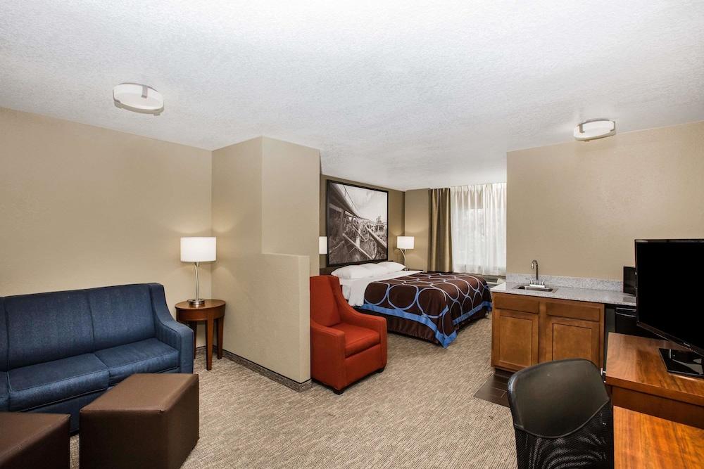 Super 8 By Wyndham Altoona Hotell Eksteriør bilde